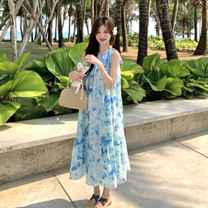 夏日漂亮印花蝴蝶蓝色连衣裙女2025新款海岛度假无袖清冷气质长裙图片