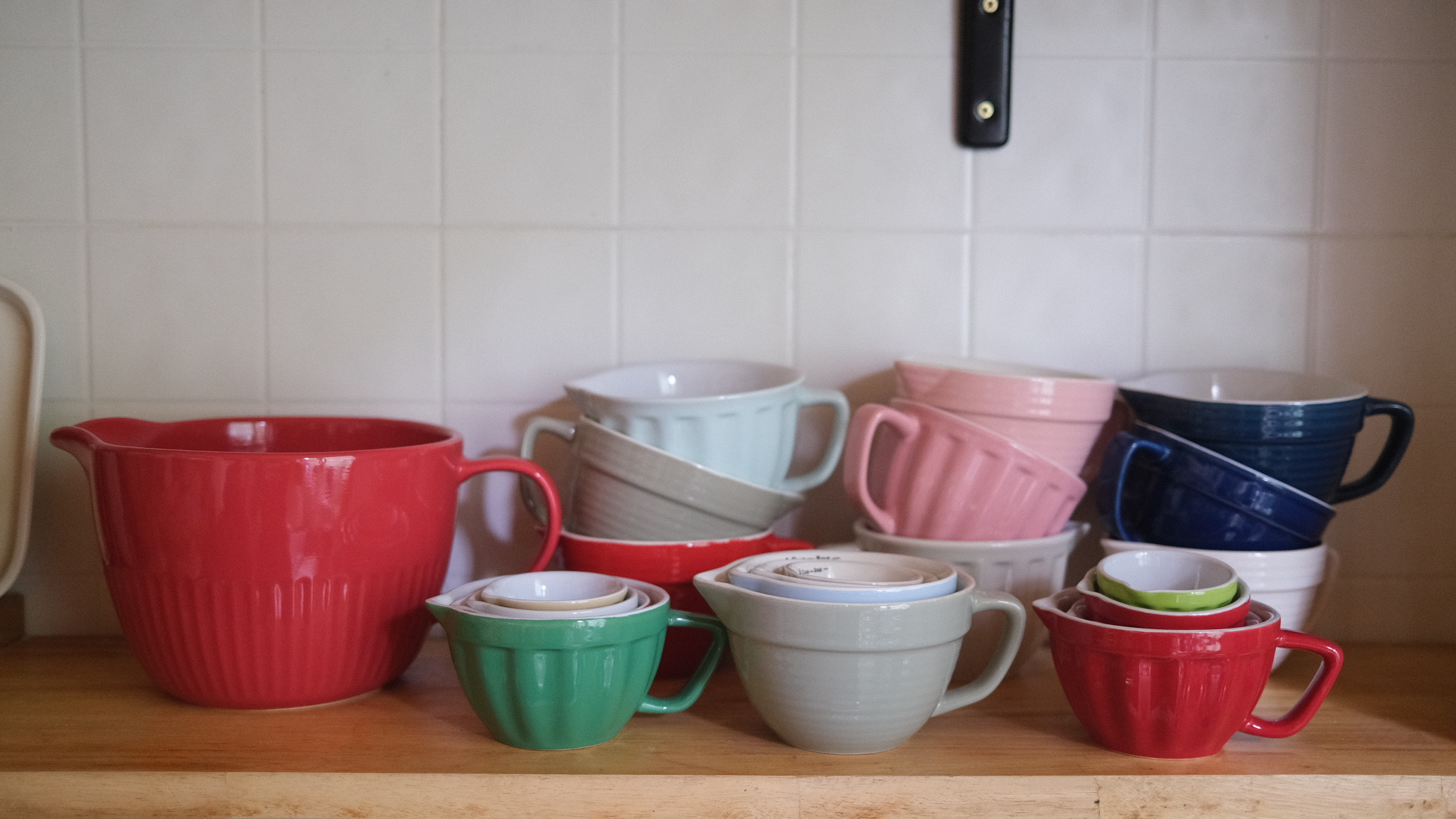 包邮陶瓷带嘴打蛋碗引流把手搅拌