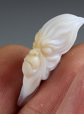 [原创]天然玛瑙纯手工雕刻俏色悟空美猴+王金箍棒小吊坠楼叔孤品