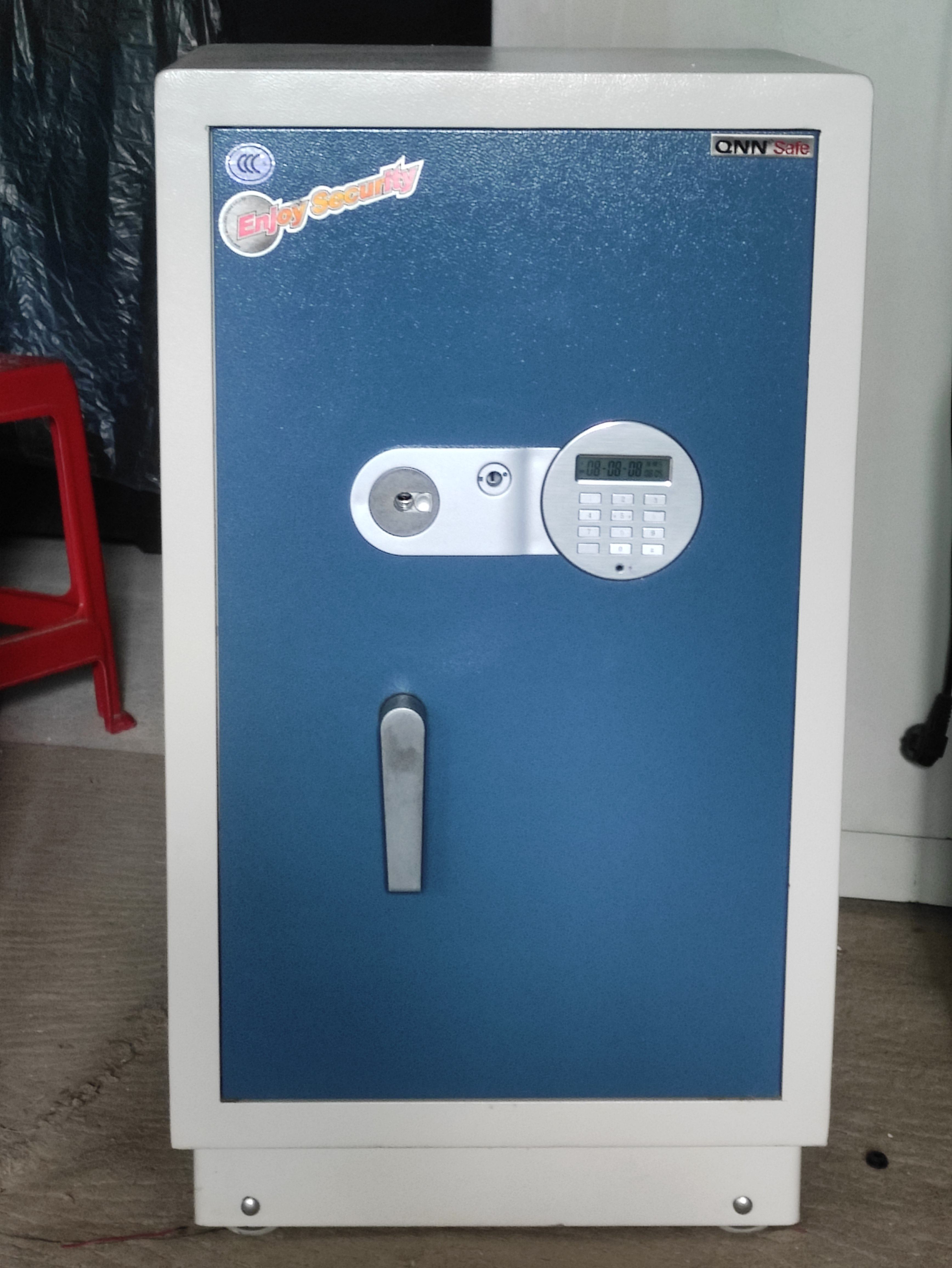 几乎全新，全能3c认证保险柜钢板超级厚重，电子密码+钥匙高90cm
