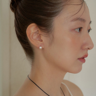 小巧奶呼呼925银针设计c形弧度拉丝耳环女高级感磨砂耳钉耳饰