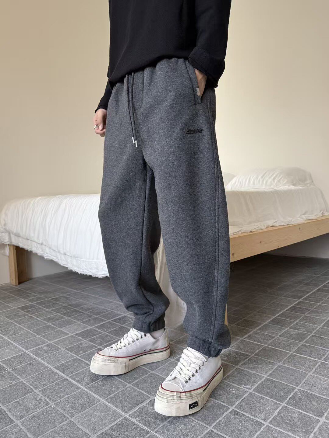 冬季新款加厚加绒运动卫裤男宽松纯色弹力防寒保暖松紧腰休闲裤潮