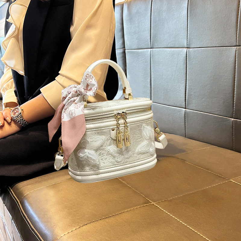 品牌包包女款2026新款刺绣蝴蝶真皮手提小包高级感单肩斜挎圆筒包