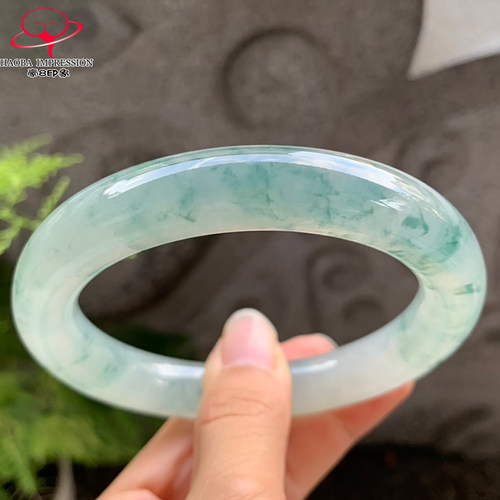 豪8印象V300翡翠圆条手镯圈口64.8天然高冰种绿飘花缅甸玉石手镯