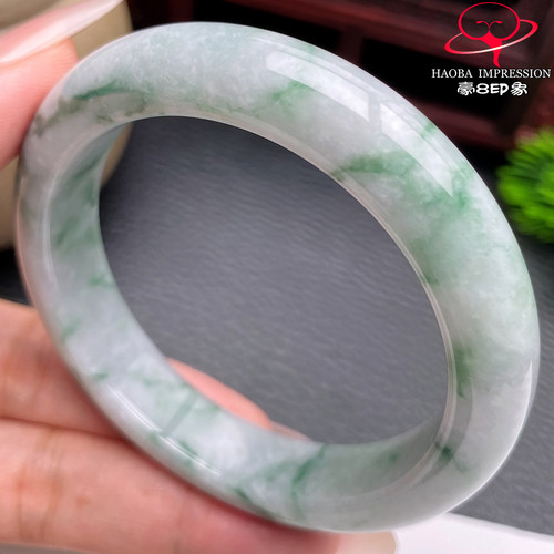 豪8印象S226018Y241翡翠手镯圈口54.9天然绿飘花缅甸玉手镯a货58g