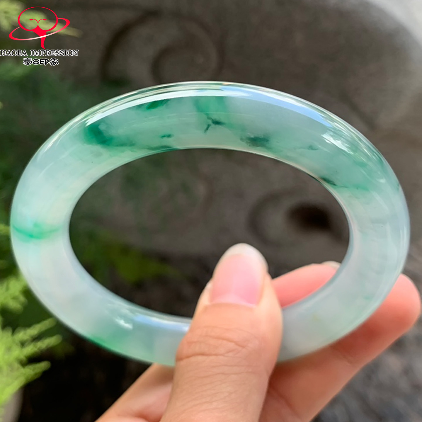 豪8印象V185翡翠圆条手镯圈口56.1天然冰种缅甸a货阳绿飘花玉手镯