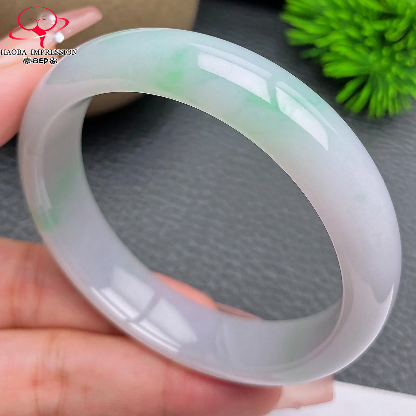 豪8印象®X26360X737翡翠手镯圈口55.4冰糯种白底带阳绿玉手镯52g
