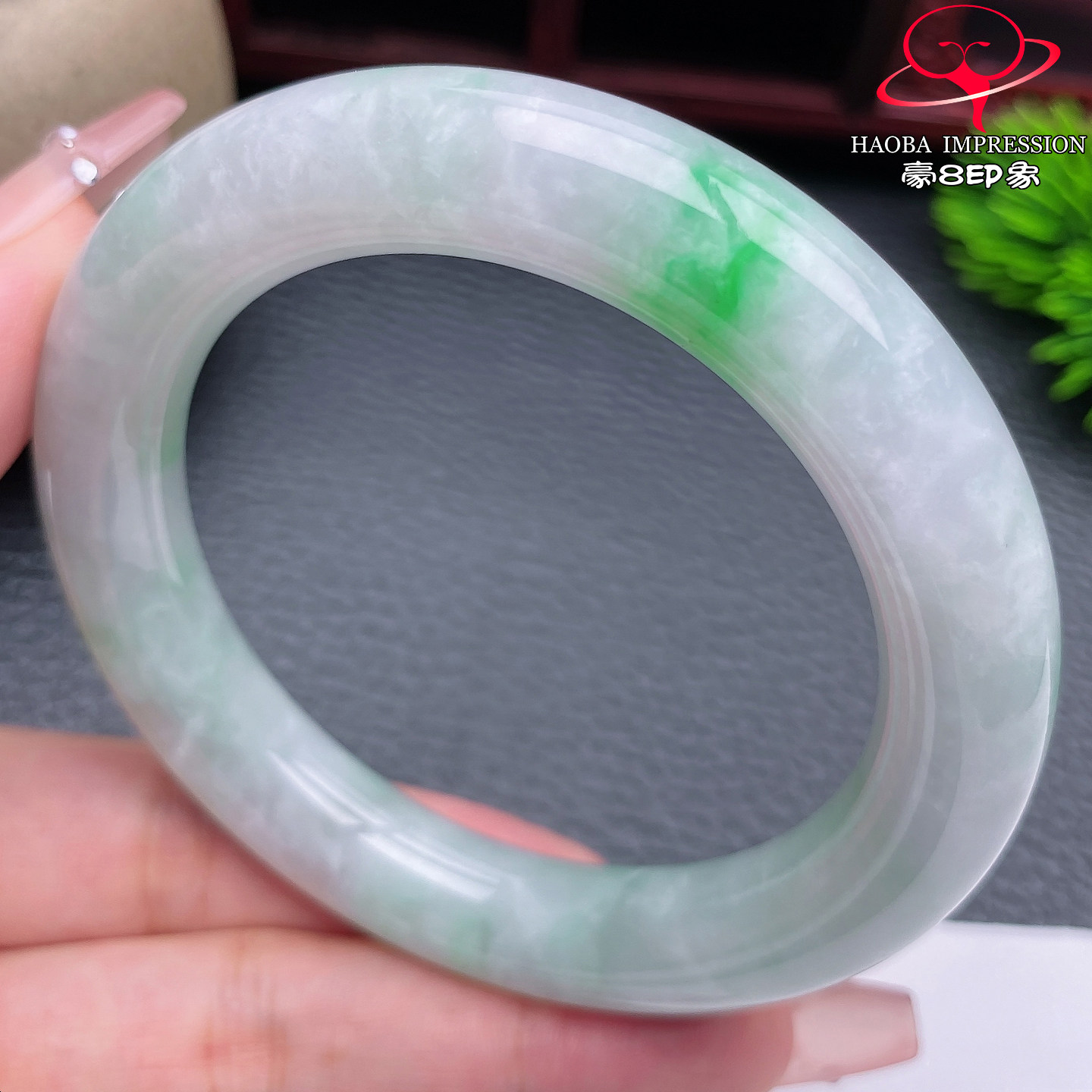 豪8印象Y26138Y141翡翠圆条手镯圈口54.9天然缅甸白底带翠玉手镯