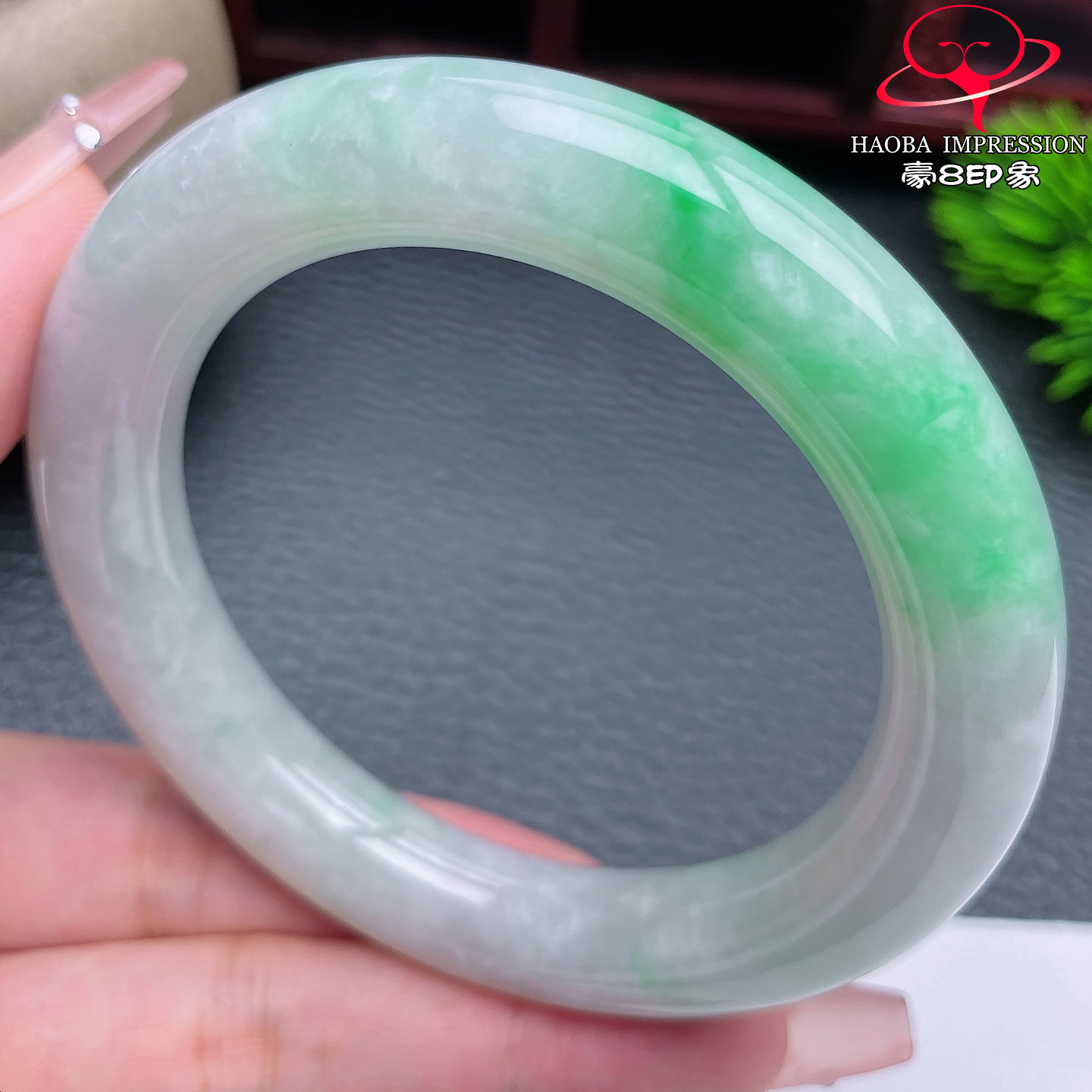 豪8印象Y26138Y138翡翠圆条手镯圈口55.1天然缅甸白底带翠玉手镯
