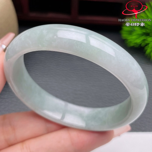 豪8印象S126010Y501翡翠贵妃手镯圈口52.2天然白底淡绿玉手镯38g