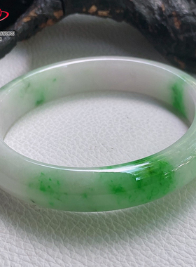 豪8印象手镯之家Z26600Z135翡翠手镯圈口59.5mm白底带阳绿玉手镯