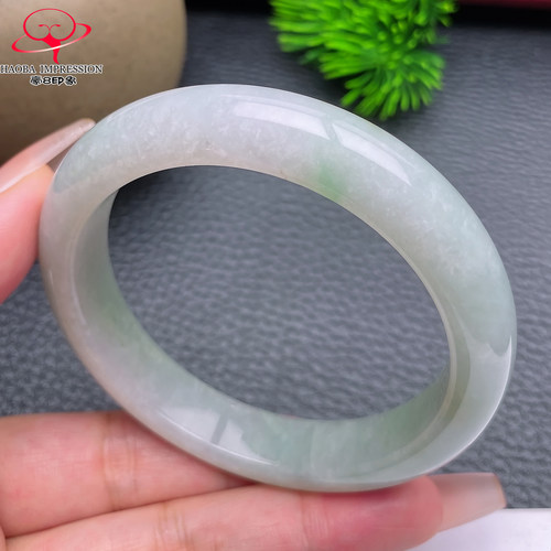 豪8印象S326028Y482翡翠手镯圈口57.7冰糯种浅绿带洒金玉镯58g