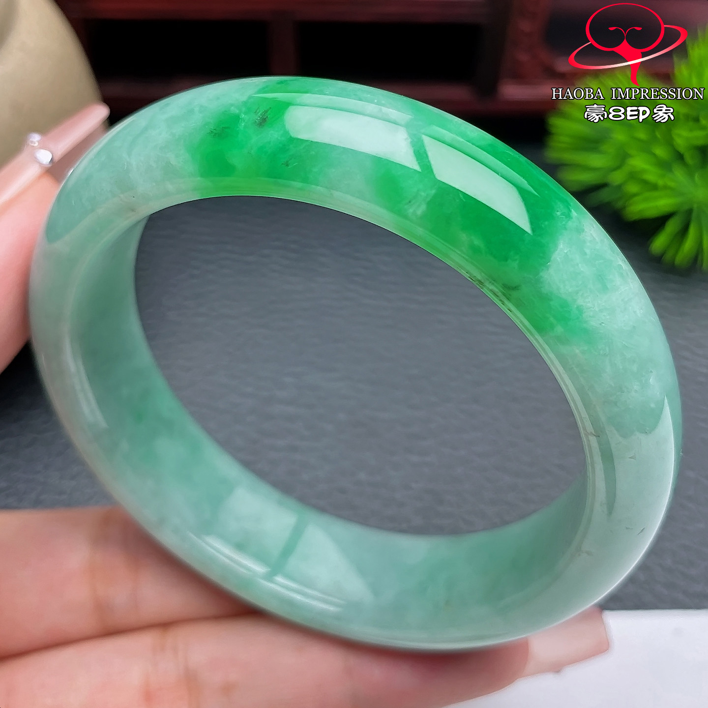 豪8印象Y26320Y106翡翠手镯圈口57.1天然缅甸a货绿底带翠玉手镯