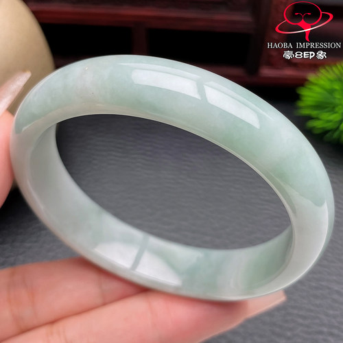 豪8印象S126010Y714翡翠贵妃手镯圈口54.7天然白底淡绿玉手镯45g