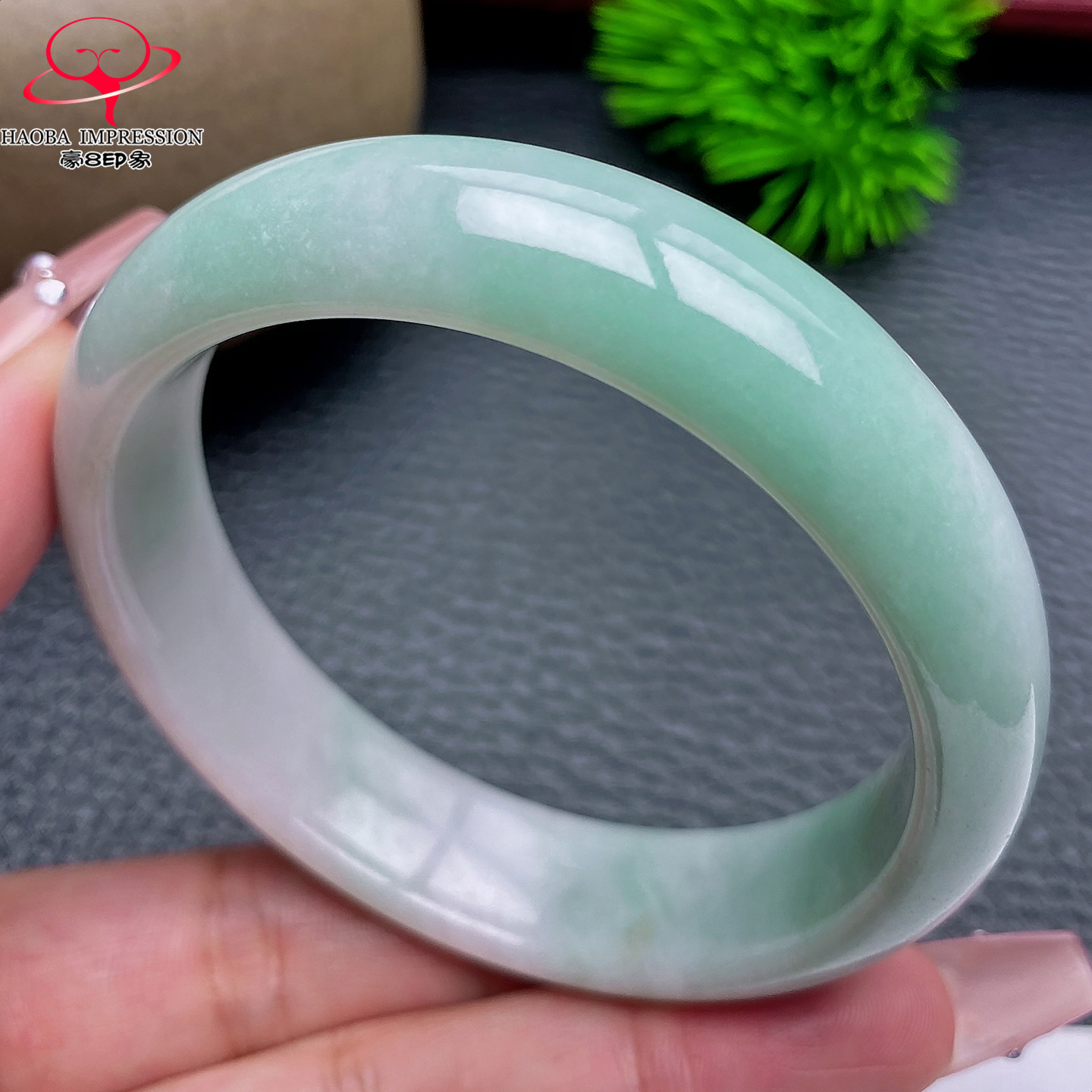 豪8印象X26280X864翡翠手镯圈口55.0天然冰糯种白底淡绿玉镯56g