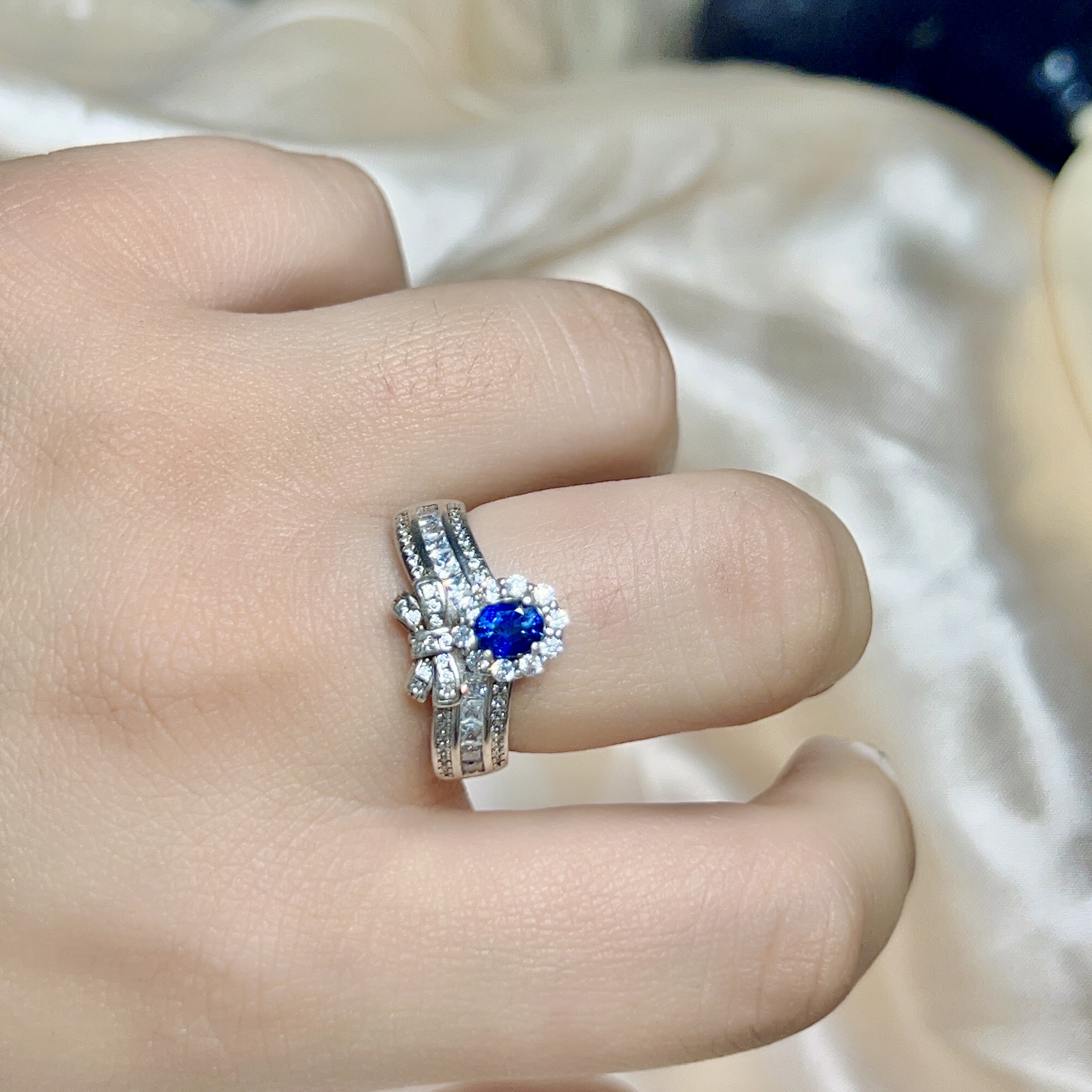 天然皇家蓝蓝宝石戒指