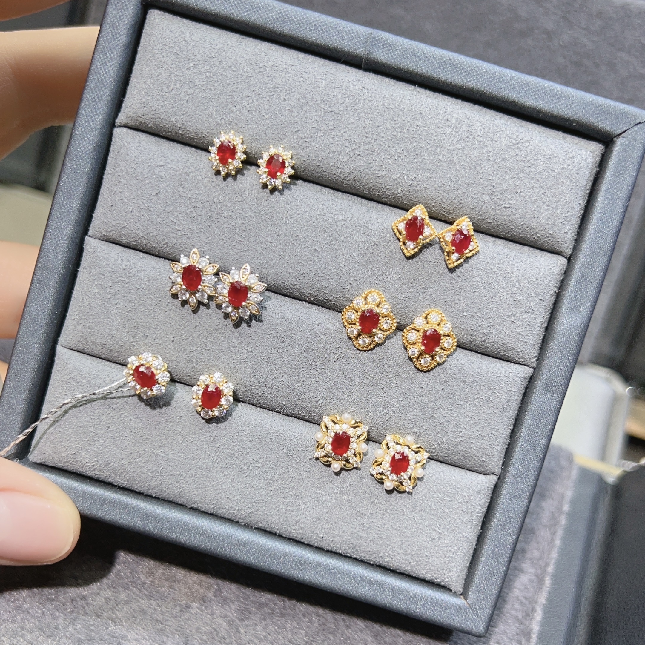 天然鸽血红红宝石耳钉圆