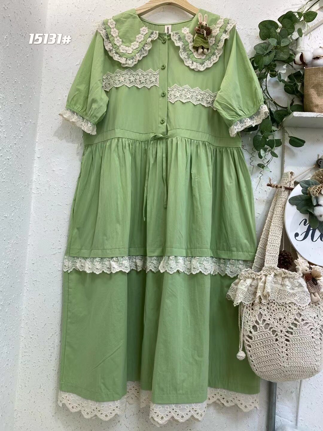 日韩森系甜美娃娃领带兔子胸针蕾丝拼接半开扣收腰棉质短袖连衣裙