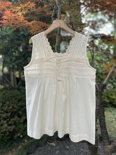 宽肩带蕾丝边拼接背心吊带