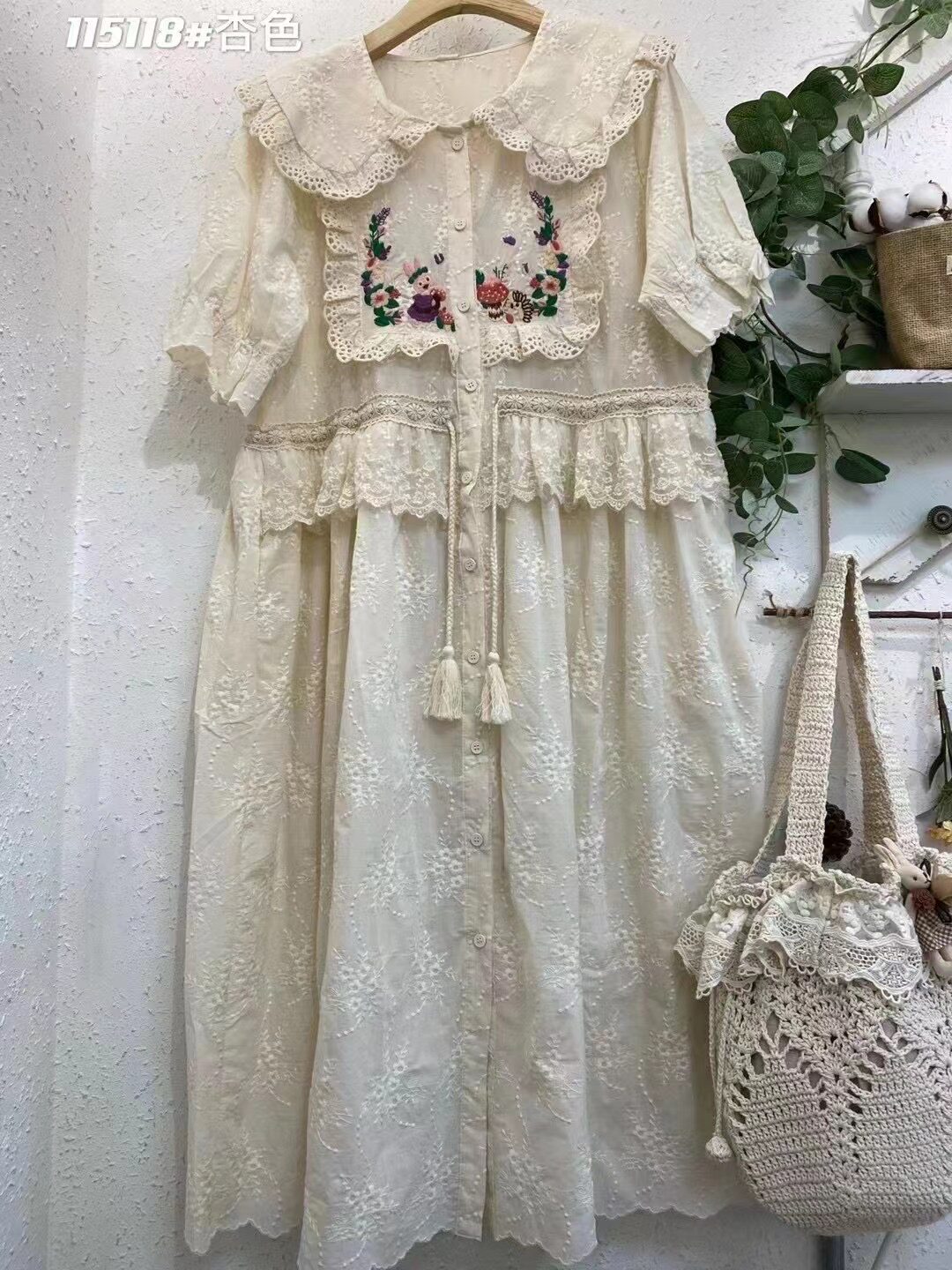 娃娃领绣花短袖棉布连衣裙