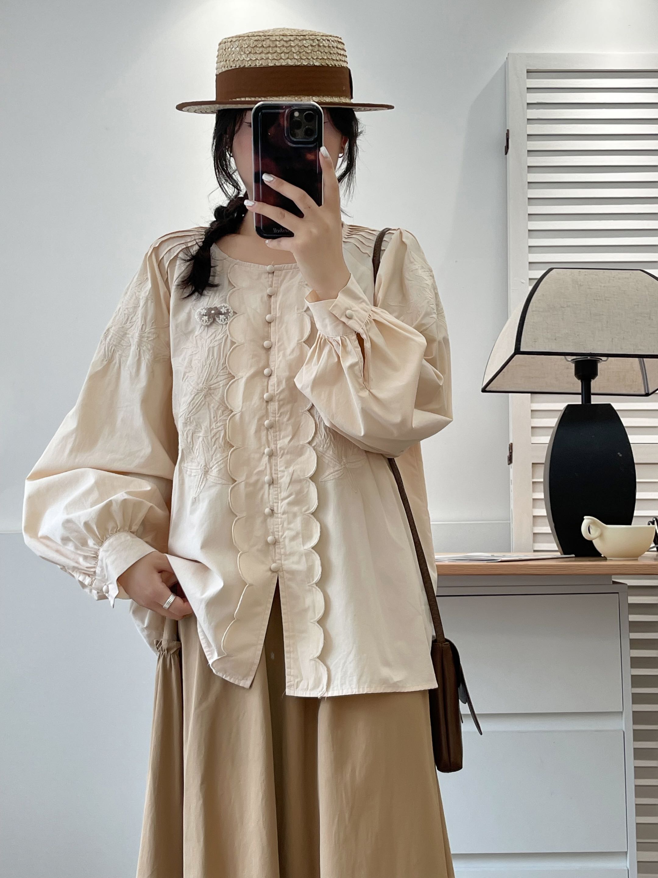 秋新品圆领花边刺绣长袖衬衫宽松甜美气质灯笼袖馒头扣纯棉上衣女