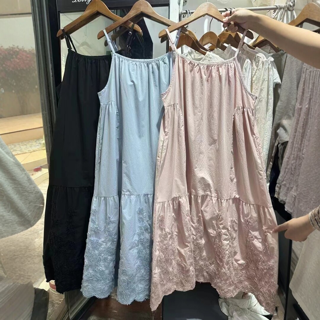 日韩森女系下摆立体盘花长款打底吊带裙宽松版叠穿气质内搭连衣裙