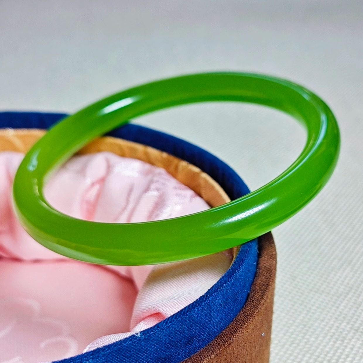 小清新苹果绿圆手镯晴水玛瑙玉髓