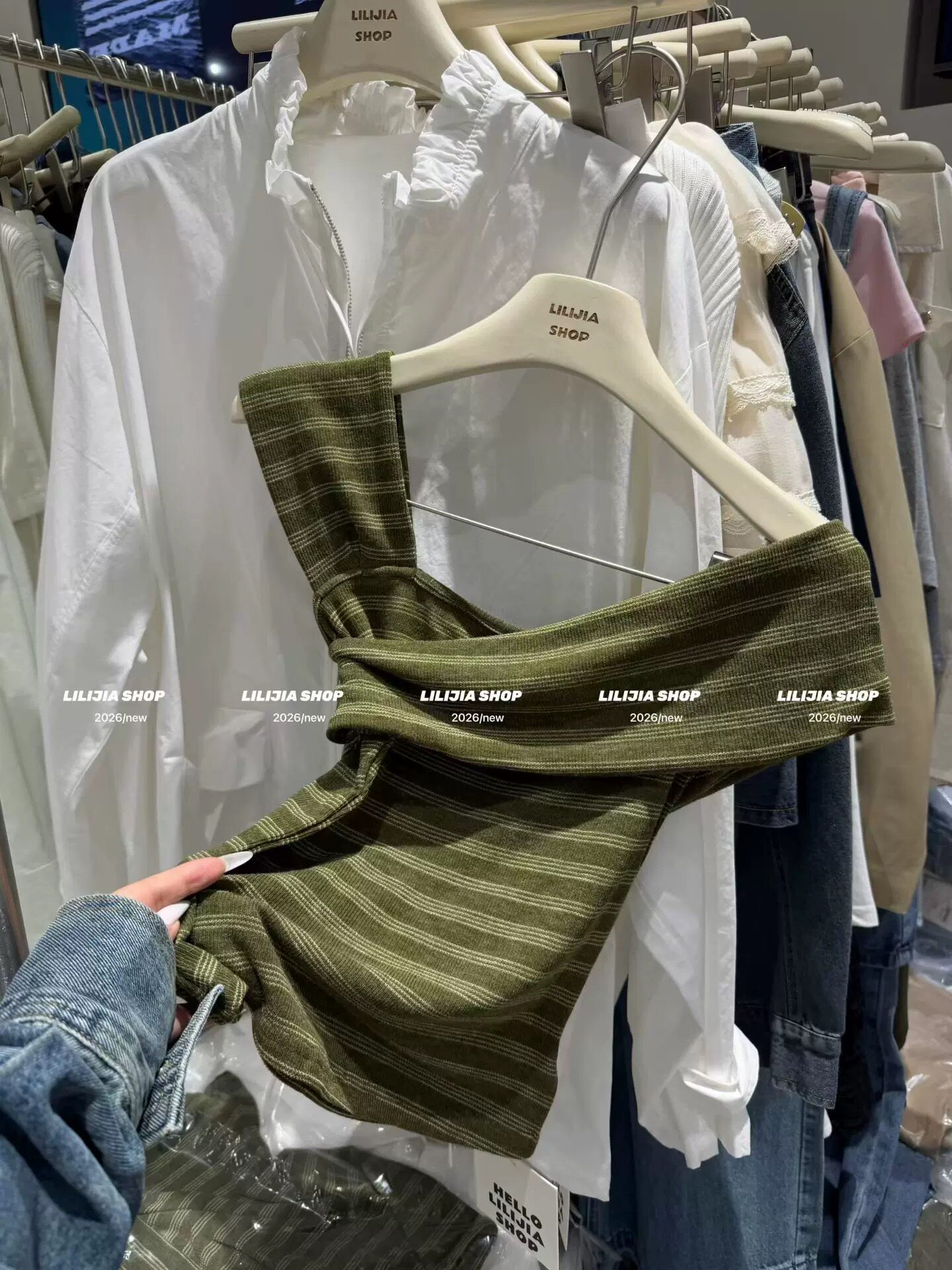 韩国东大门夏季新款韩版时尚百搭显瘦一字肩漏肩绿色条纹T恤女