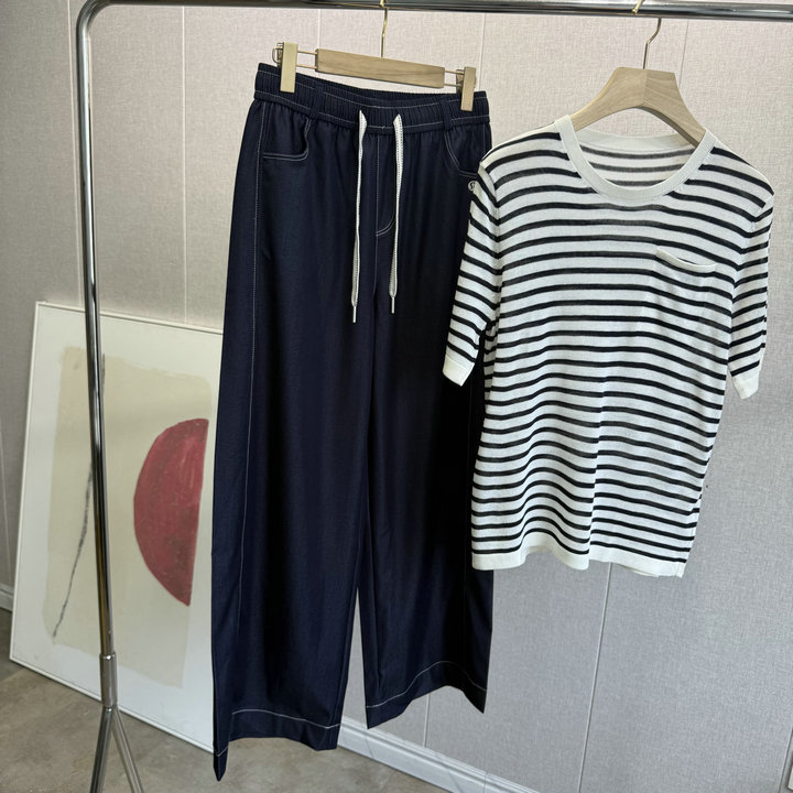 露2026年新款藏青天丝牛仔微微光泽感垂坠橡筋腰藏肉显瘦阔腿裤女