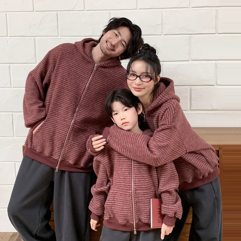 亲子装炸街秋冬复古红色条纹连帽开衫一家三口母子加厚卫衣外套潮