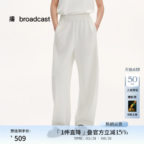 裤管宽松舒适，三层打揽压褶
