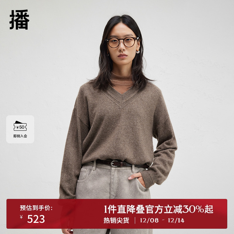 时尚V领修饰脖颈，宽松落肩设计