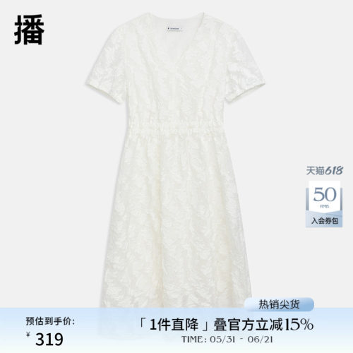 优雅V领修饰脖颈，立体层次感花朵交叠