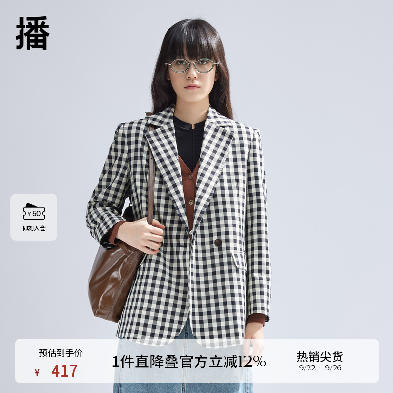 利落西装领，袖口三粒扣装饰