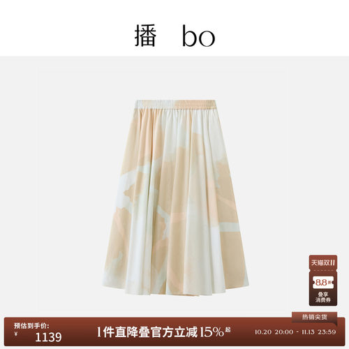 撞色包边与裙身晕染印花形成视觉呼应