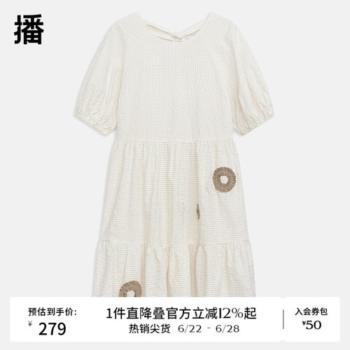 立体花朵点缀，后领口蝴蝶结系带
