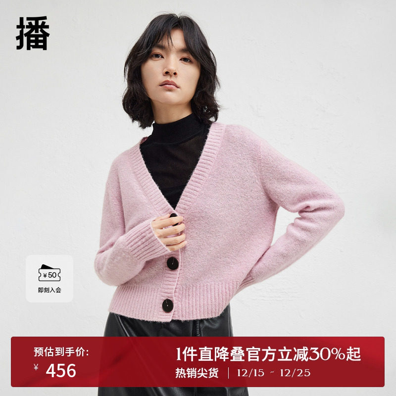 罗纹袖口平整舒适，复古质感圆扣