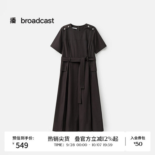 舒适圆领，肩部纽扣