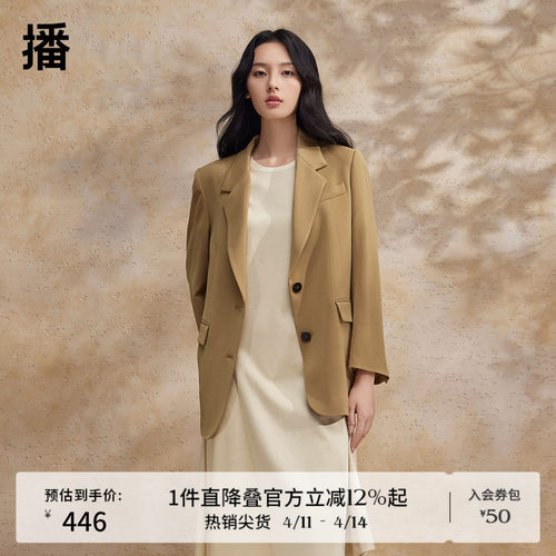 利落西装领，牛角圆扣袖口