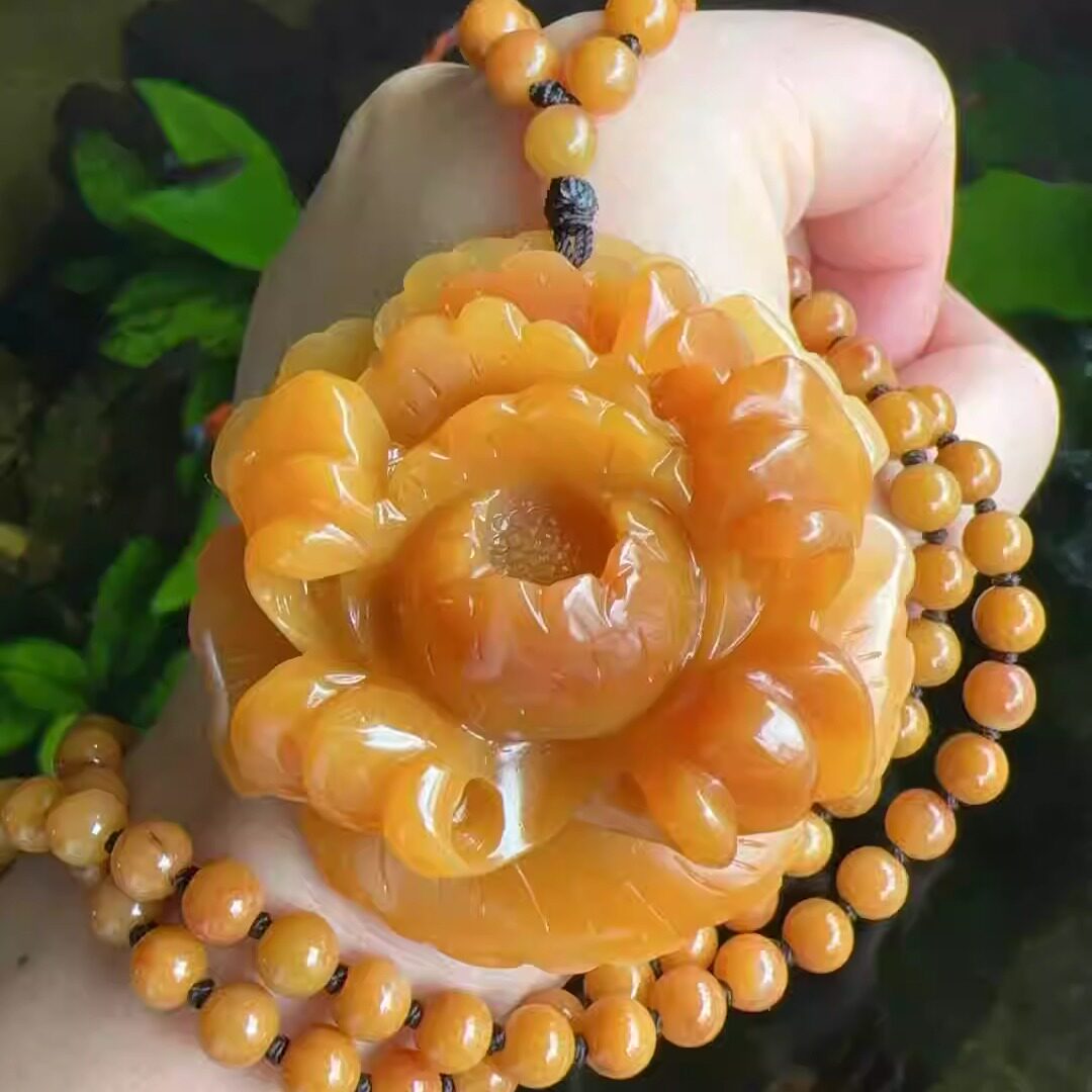 杨玉家云南天然黄龙玉老蜡黄洋烟河籽料手工牡丹花毛衣链挂件证书