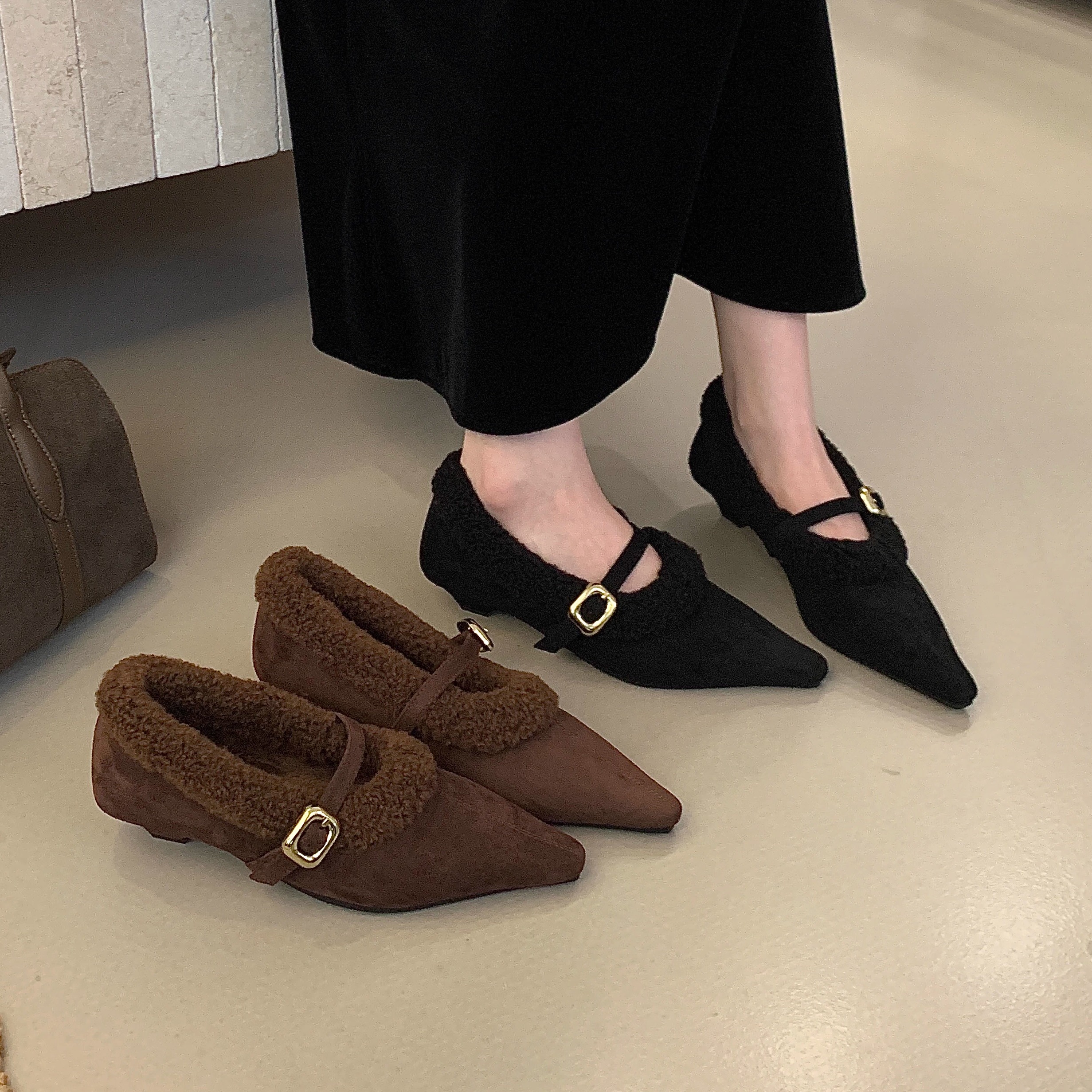 浅口复古尖头单鞋金属扣