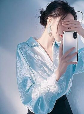 洋气高端浅蓝色缎面提花衬衫女2025早春新款独特漂亮法式长袖衬衣