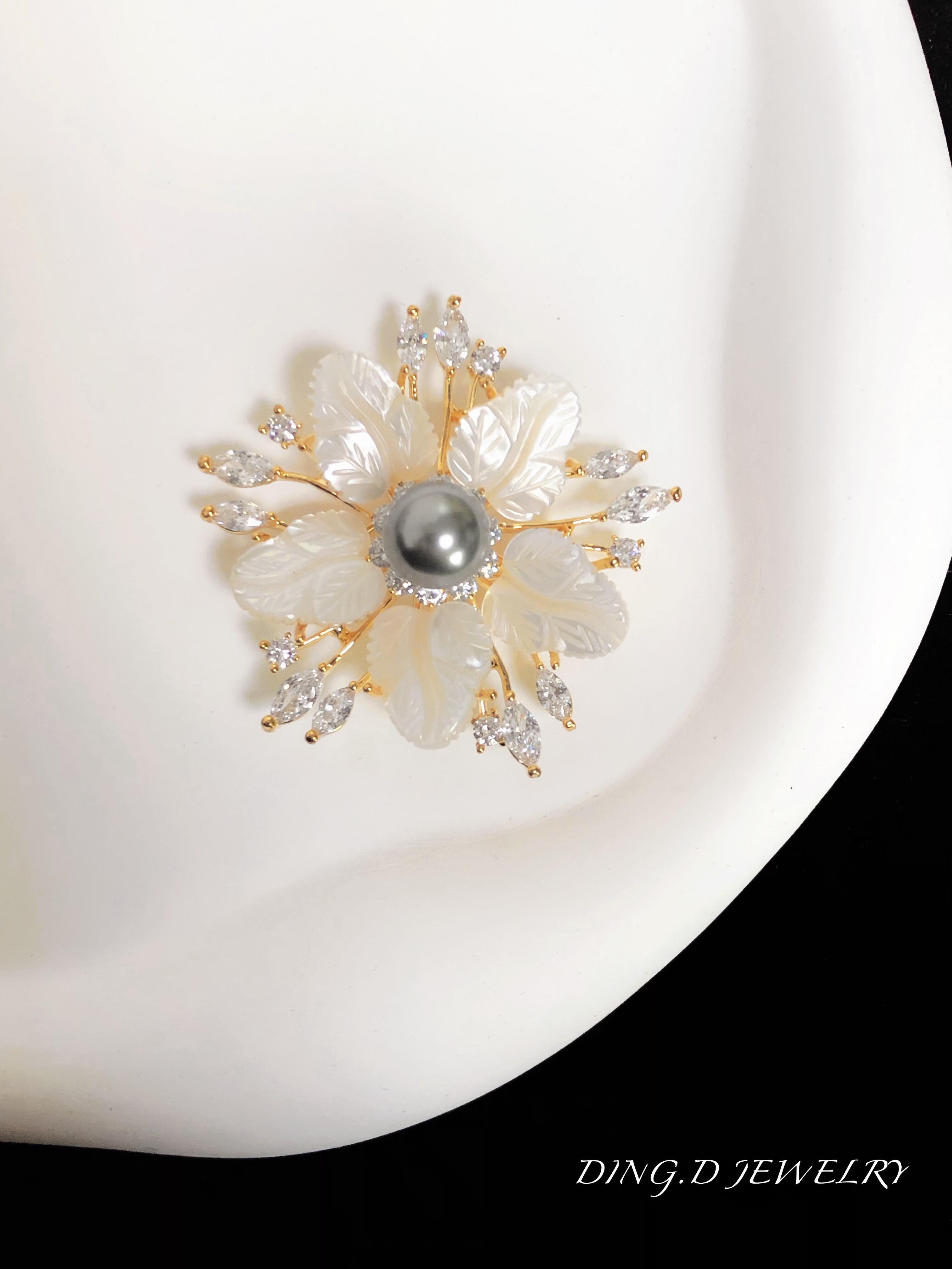 法式浪漫精致灰珠母贝锆石花朵胸针高档女西装大衣胸花连衣裙别针