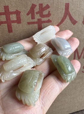 老库存纯手工苏工近一二十年天然和田玉螃蟹挂件配饰随机发单个