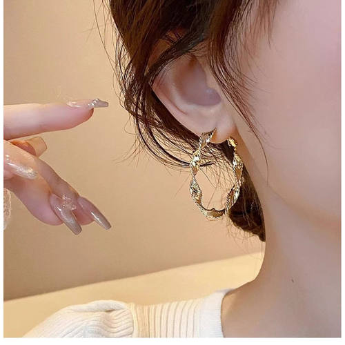 法式复古轻奢波纹金属针式耳环