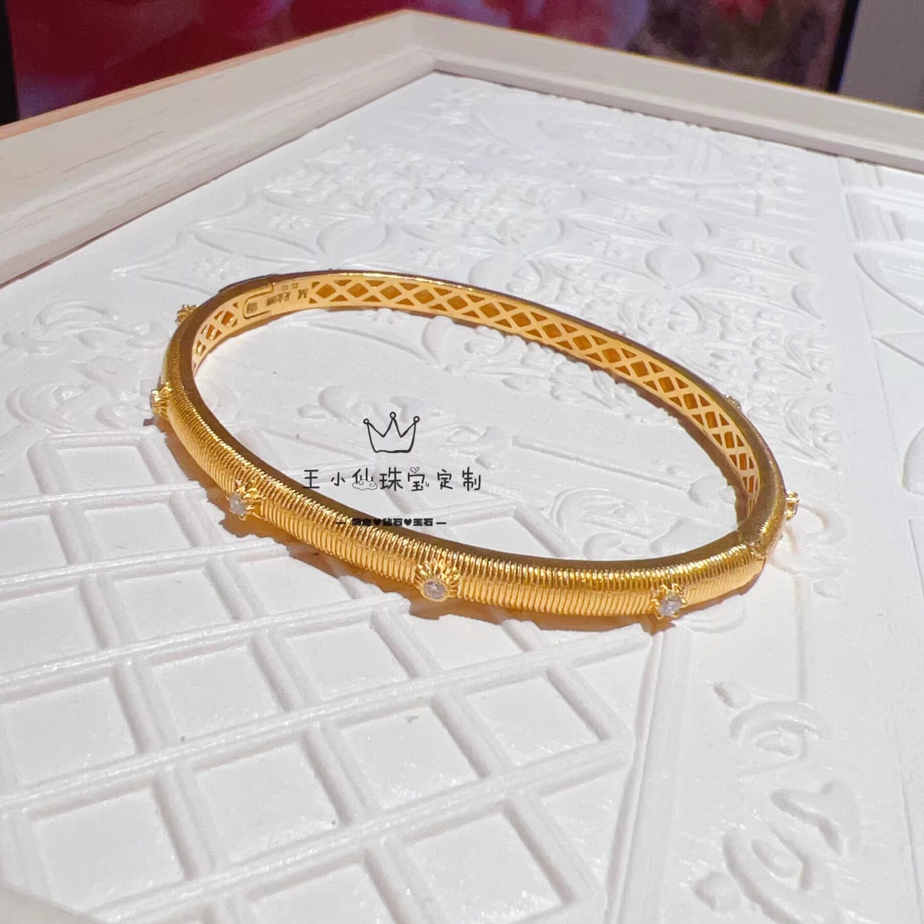 足金999宫廷公主风巴洛克4mm窄版点钻工艺莫桑石开口贵妃手镯女