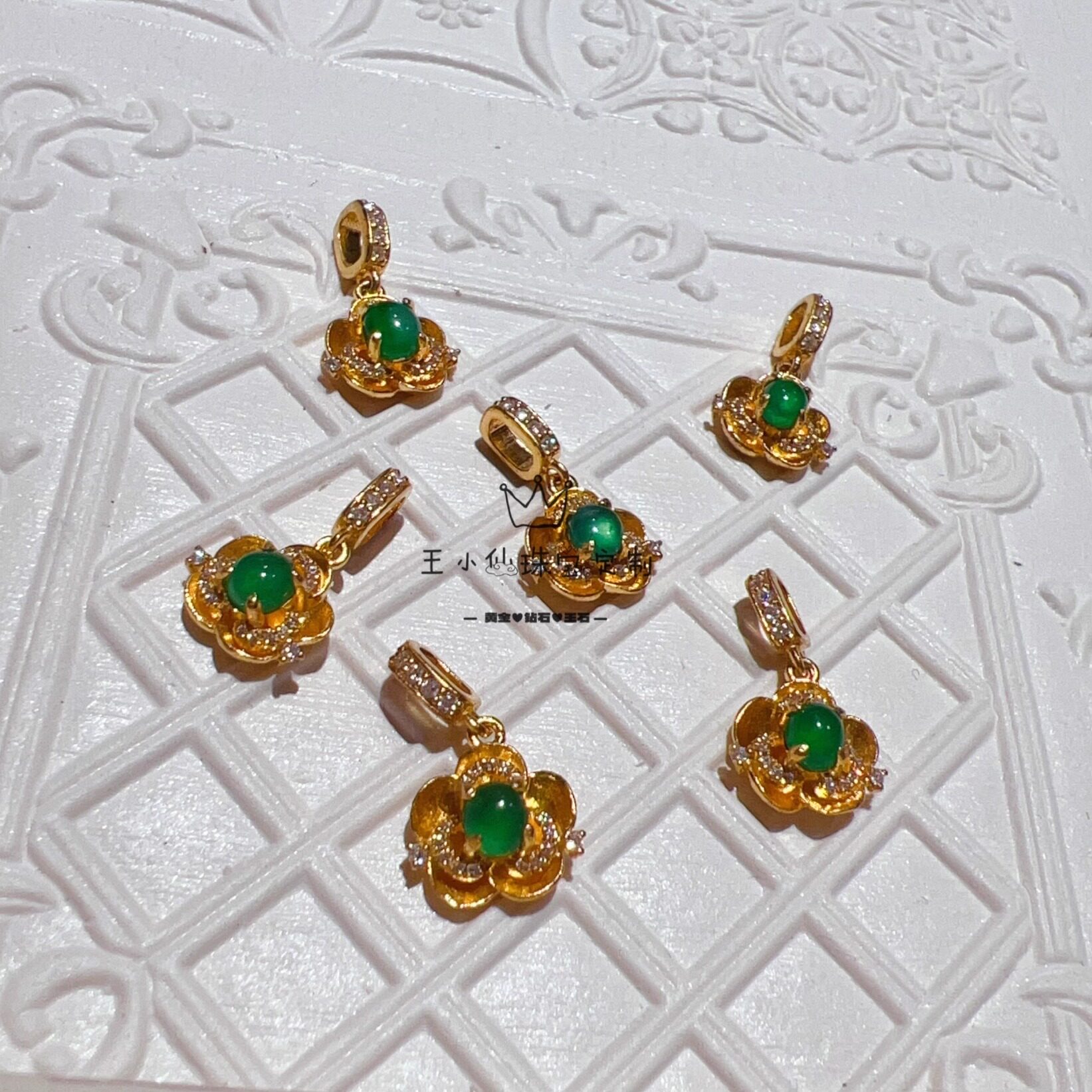 足金999黄金招财小花花有钱花莫桑石天然缅甸翡翠A阳绿蛋面吊坠