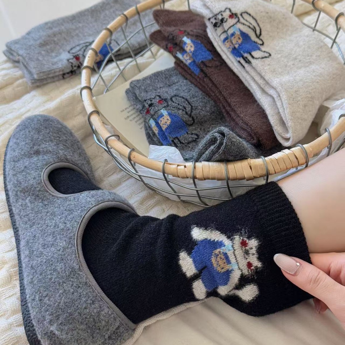 可爱小熊图案女袜秋季棉质中筒袜保暖舒适堆堆袜