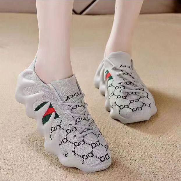 透气软底运动鞋女新款轻便防滑学生跑步8八爪鱼椰子