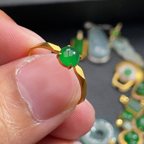 18K金天然翡翠A货-刻面蛋面戒指K黄1580镶嵌玉石珠宝满绿阳绿